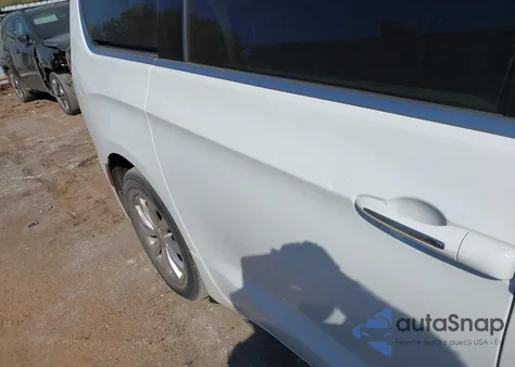 2018 Chrysler Pacifica Touring Plus z USA, uszkodzony, nr VIN 2C4RC1FGXJR260597